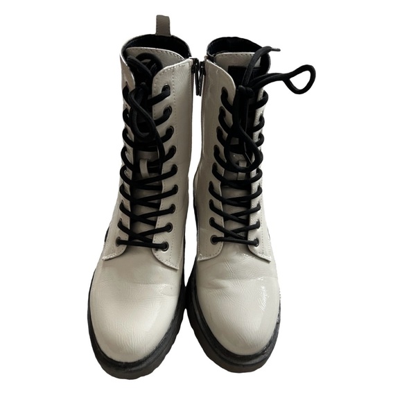 White boots - Picture 1 of 8